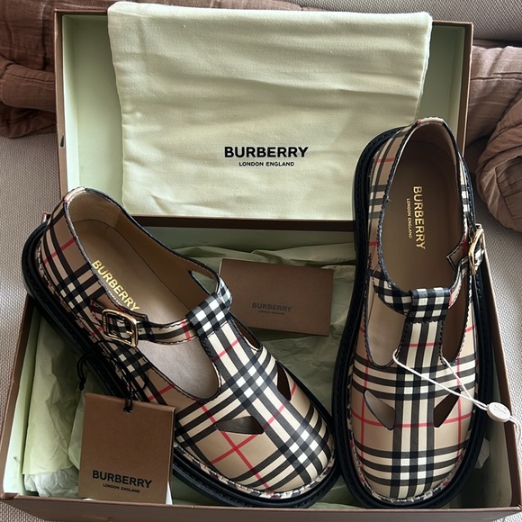 **SOLD** Burberry Tartan Round Toe Plain Leather Shoes. Mary Jane. - Picture 2 of 8